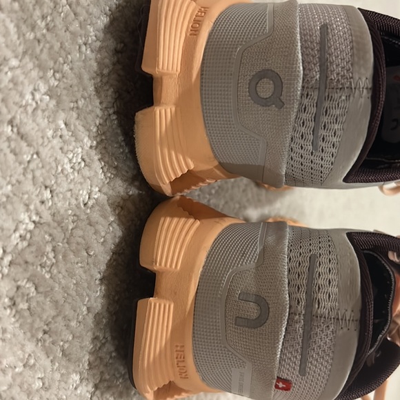 On cloud tennis shoes. Barley worn!! - Picture 6 of 7